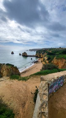 Camilo Beach (Praia do Camilo) Algarve, Portekiz arka planda turkuaz deniz ile. Plaj Praia do Camilo, Portekiz ahşap yaya köprüsü. Lagos Camilo Plajı Harika görünümü, Algarve, Portekiz.