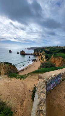 Camilo Beach (Praia do Camilo) Algarve, Portekiz arka planda turkuaz deniz ile. Plaj Praia do Camilo, Portekiz ahşap yaya köprüsü. Lagos Camilo Plajı Harika görünümü, Algarve, Portekiz.