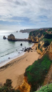 Camilo Beach (Praia do Camilo) Algarve, Portekiz arka planda turkuaz deniz ile. Plaj Praia do Camilo, Portekiz ahşap yaya köprüsü. Lagos Camilo Plajı Harika görünümü, Algarve, Portekiz.