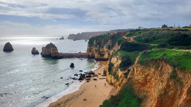 Camilo Beach (Praia do Camilo) Algarve, Portekiz arka planda turkuaz deniz ile. Plaj Praia do Camilo, Portekiz ahşap yaya köprüsü. Lagos Camilo Plajı Harika görünümü, Algarve, Portekiz.