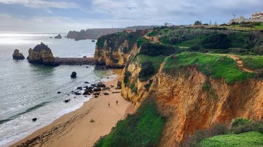 Camilo Beach (Praia do Camilo) Algarve, Portekiz arka planda turkuaz deniz ile. Plaj Praia do Camilo, Portekiz ahşap yaya köprüsü. Lagos Camilo Plajı Harika görünümü, Algarve, Portekiz.