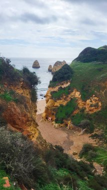 Camilo Beach (Praia do Camilo) Algarve, Portekiz arka planda turkuaz deniz ile. Plaj Praia do Camilo, Portekiz ahşap yaya köprüsü. Lagos Camilo Plajı Harika görünümü, Algarve, Portekiz.