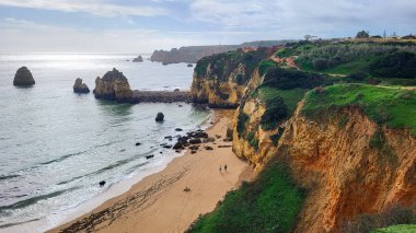 Camilo Beach (Praia do Camilo) Algarve, Portekiz arka planda turkuaz deniz ile. Plaj Praia do Camilo, Portekiz ahşap yaya köprüsü. Lagos Camilo Plajı Harika görünümü, Algarve, Portekiz.