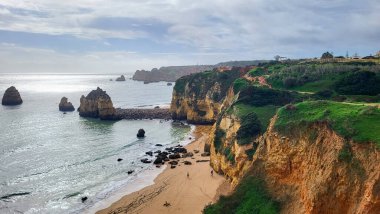 Camilo Beach (Praia do Camilo) Algarve, Portekiz arka planda turkuaz deniz ile. Plaj Praia do Camilo, Portekiz ahşap yaya köprüsü. Lagos Camilo Plajı Harika görünümü, Algarve, Portekiz.