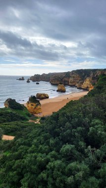 Ponta Da Piedade Kayalıkları Algarve, Portekiz 'deki Lagos yakınlarında. Portekiz 'in Algarve Bölgesi, Ponta Da Piedade' deki Cliff Rocks, Seagulls ve Turist Gemisi. Rota Vicentina 'nın Balıkçı Patikası' nda yürüyüş.