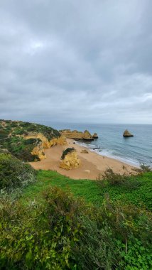 Ponta Da Piedade Kayalıkları Algarve, Portekiz 'deki Lagos yakınlarında. Portekiz 'in Algarve Bölgesi, Ponta Da Piedade' deki Cliff Rocks, Seagulls ve Turist Gemisi. Rota Vicentina 'nın Balıkçı Patikası' nda yürüyüş.