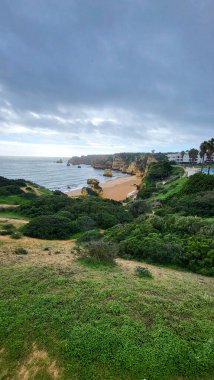 Ponta Da Piedade Kayalıkları Algarve, Portekiz 'deki Lagos yakınlarında. Portekiz 'in Algarve Bölgesi, Ponta Da Piedade' deki Cliff Rocks, Seagulls ve Turist Gemisi. Rota Vicentina 'nın Balıkçı Patikası' nda yürüyüş.