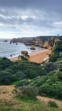 Ponta Da Piedade Kayalıkları Algarve, Portekiz 'deki Lagos yakınlarında. Portekiz 'in Algarve Bölgesi, Ponta Da Piedade' deki Cliff Rocks, Seagulls ve Turist Gemisi. Rota Vicentina 'nın Balıkçı Patikası' nda yürüyüş.