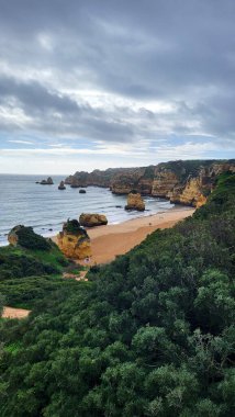 Ponta Da Piedade Kayalıkları Algarve, Portekiz 'deki Lagos yakınlarında. Portekiz 'in Algarve Bölgesi, Ponta Da Piedade' deki Cliff Rocks, Seagulls ve Turist Gemisi. Rota Vicentina 'nın Balıkçı Patikası' nda yürüyüş.