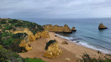 Ponta Da Piedade Kayalıkları Algarve, Portekiz 'deki Lagos yakınlarında. Portekiz 'in Algarve Bölgesi, Ponta Da Piedade' deki Cliff Rocks, Seagulls ve Turist Gemisi. Rota Vicentina 'nın Balıkçı Patikası' nda yürüyüş.