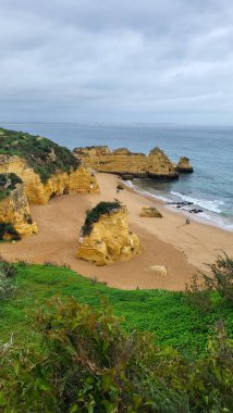 Ponta Da Piedade Kayalıkları Algarve, Portekiz 'deki Lagos yakınlarında. Portekiz 'in Algarve Bölgesi, Ponta Da Piedade' deki Cliff Rocks, Seagulls ve Turist Gemisi. Rota Vicentina 'nın Balıkçı Patikası' nda yürüyüş.
