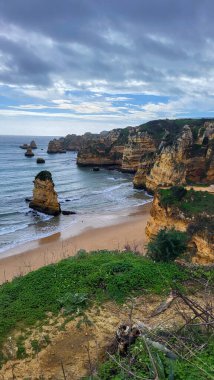 Ponta Da Piedade Kayalıkları Algarve, Portekiz 'deki Lagos yakınlarında. Portekiz 'in Algarve Bölgesi, Ponta Da Piedade' deki Cliff Rocks, Seagulls ve Turist Gemisi. Rota Vicentina 'nın Balıkçı Patikası' nda yürüyüş.