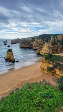 Ponta Da Piedade Kayalıkları Algarve, Portekiz 'deki Lagos yakınlarında. Portekiz 'in Algarve Bölgesi, Ponta Da Piedade' deki Cliff Rocks, Seagulls ve Turist Gemisi. Rota Vicentina 'nın Balıkçı Patikası' nda yürüyüş.