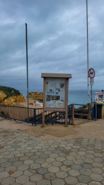 Ponta Da Piedade Kayalıkları Algarve, Portekiz 'deki Lagos yakınlarında. Portekiz 'in Algarve Bölgesi, Ponta Da Piedade' deki Cliff Rocks, Seagulls ve Turist Gemisi. Rota Vicentina 'nın Balıkçı Patikası' nda yürüyüş.