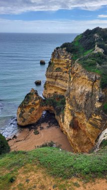 Ponta Da Piedade Kayalıkları Algarve, Portekiz 'deki Lagos yakınlarında. Portekiz 'in Algarve Bölgesi, Ponta Da Piedade' deki Cliff Rocks, Seagulls ve Turist Gemisi. Rota Vicentina 'nın Balıkçı Patikası' nda yürüyüş.