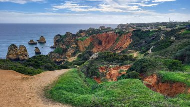 Ponta Da Piedade Kayalıkları Algarve, Portekiz 'deki Lagos yakınlarında. Portekiz 'in Algarve Bölgesi, Ponta Da Piedade' deki Cliff Rocks, Seagulls ve Turist Gemisi. Rota Vicentina 'nın Balıkçı Patikası' nda yürüyüş.