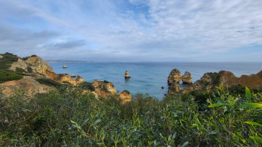 Ponta Da Piedade Kayalıkları Algarve, Portekiz 'deki Lagos yakınlarında. Portekiz 'in Algarve Bölgesi, Ponta Da Piedade' deki Cliff Rocks, Seagulls ve Turist Gemisi. Rota Vicentina 'nın Balıkçı Patikası' nda yürüyüş.
