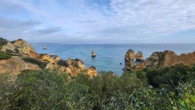 Ponta Da Piedade Kayalıkları Algarve, Portekiz 'deki Lagos yakınlarında. Portekiz 'in Algarve Bölgesi, Ponta Da Piedade' deki Cliff Rocks, Seagulls ve Turist Gemisi. Rota Vicentina 'nın Balıkçı Patikası' nda yürüyüş.