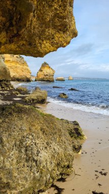 Ponta Da Piedade Kayalıkları Algarve, Portekiz 'deki Lagos yakınlarında. Portekiz 'in Algarve Bölgesi, Ponta Da Piedade' deki Cliff Rocks, Seagulls ve Turist Gemisi. Rota Vicentina 'nın Balıkçı Patikası' nda yürüyüş.