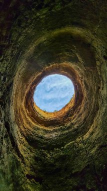 Ponta Da Piedade Kayalıkları Algarve, Portekiz 'deki Lagos yakınlarında. Portekiz 'in Algarve Bölgesi, Ponta Da Piedade' deki Cliff Rocks, Seagulls ve Turist Gemisi. Rota Vicentina 'nın Balıkçı Patikası' nda yürüyüş.