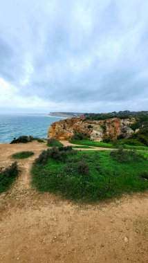 Ponta Da Piedade Kayalıkları Algarve, Portekiz 'deki Lagos yakınlarında. Portekiz 'in Algarve Bölgesi, Ponta Da Piedade' deki Cliff Rocks, Seagulls ve Turist Gemisi. Rota Vicentina 'nın Balıkçı Patikası' nda yürüyüş.