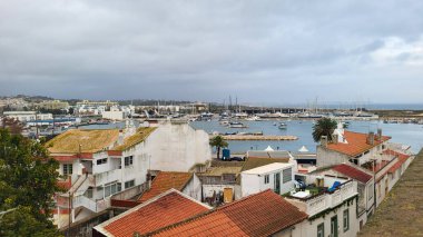 Algarve Portekiz 'deki City Lagos. Lagos Limanı. Rota Vicentina 'nın Balıkçı Patikası' nda yürüyüş.