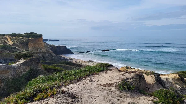 Alentejo, Portekiz 'deki Vila Nova De Milfontes sahilindeki uçurumlar. Rota Vicentina 'nın ayak izlerinde. Balıkçı Yolu.