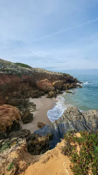 Alentejo, Portekiz 'deki Vila Nova De Milfontes sahilindeki uçurumlar. Rota Vicentina 'nın ayak izlerinde. Balıkçı Yolu.