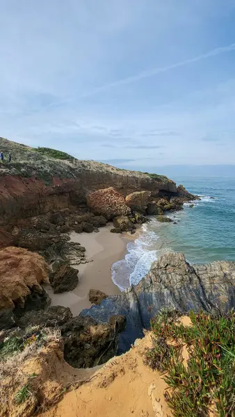 Alentejo, Portekiz 'deki Vila Nova De Milfontes sahilindeki uçurumlar. Rota Vicentina 'nın ayak izlerinde. Balıkçı Yolu.