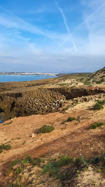 Vila Nova De Milfontes, Vicentine Sahili Doğal Parkı Portekiz, Yürüyüş Rota Vicentina Balıkçı Yolu boyunca Alentejo Kıyısı boyunca Vahşi ve Engebeli Sahillere Dar Sahil Yolları.