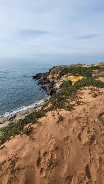 Vila Nova De Milfontes, Vicentine Sahili Doğal Parkı Portekiz, Yürüyüş Rota Vicentina Balıkçı Yolu boyunca Alentejo Kıyısı boyunca Vahşi ve Engebeli Sahillere Dar Sahil Yolları.