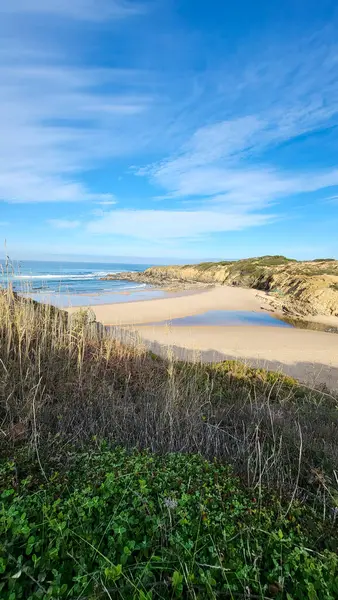 Almograve Sahili, Alentejo, Portekiz, Vicentine Sahili Doğal Parkı Portekiz, Yürüyüş Rota Vicentina Balıkçı Yolu boyunca Alentejo Sahili boyunca Vahşi ve Engebeli Sahil Dar Sahil Yolları.