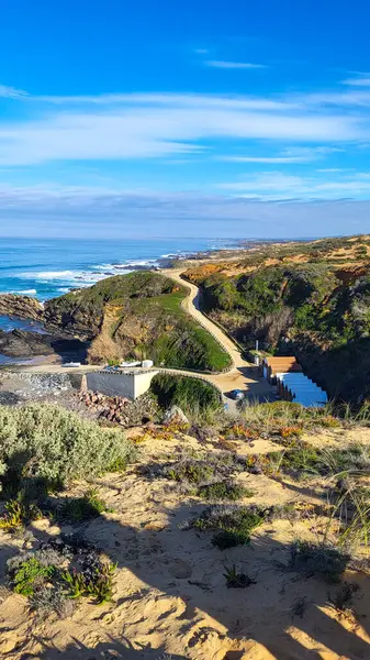 Portekiz, Alentejo Sahili 'nde siyah bazalt kayalıklı Almograve Plajı. Rota Vicentina 'nın ayak izlerinde. Yürüyüş Balıkçı Yolu.