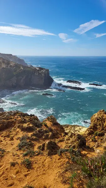 Portekiz, Alentejo Sahili 'nde siyah bazalt kayalıklı Almograve Plajı. Rota Vicentina 'nın ayak izlerinde. Yürüyüş Balıkçı Yolu.