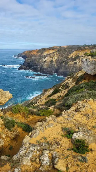 Portekiz, Alentejo Sahili 'nde siyah bazalt kayalıklı Almograve Plajı. Rota Vicentina 'nın ayak izlerinde. Yürüyüş Balıkçı Yolu.