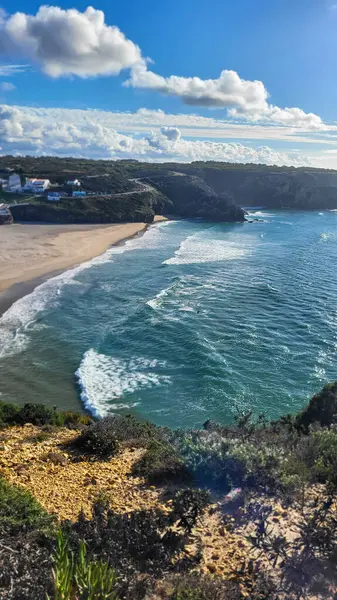 Praia De Ohexe Mar Sahili Altın Kum, Atlantik Okyanusu, Nehir Bükme ve Aldatma Köyü 'nün Beyaz Evleri ile. Rota Vicentina Sahili, Odemira, Portekiz. Rota Vicentina 'nın Balıkçı Patikası' nda yürüyüş.
