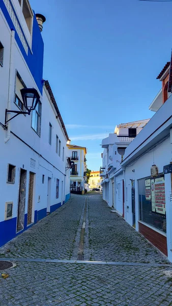 Praia De Ohexe Mar Windmill, Faro bölgesi, Algarve, Portekiz. Rota Vicentina Sahili, Odemira, Portekiz. Rota Vicentina 'nın Balıkçı Patikası' nda yürüyüş.