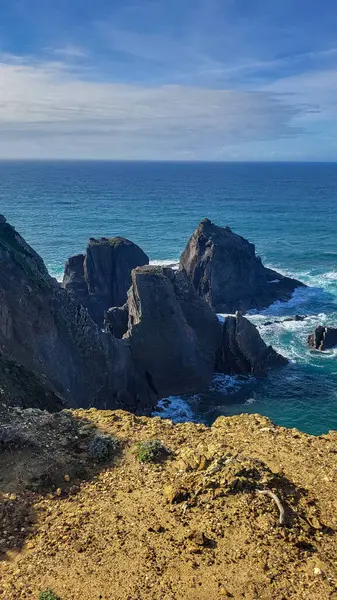 Praia De Ohexe Mar Sahili, Atlantik Okyanusu, Hiking Rota Vicentina Balıkçı Yolu. Vahşi ve Engebeli Sahillere Kıyı Çizgisi Uçurumları Daraltıyor