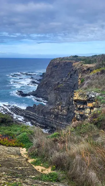 Praia De Ohexe Mar Sahili, Atlantik Okyanusu, Hiking Rota Vicentina Balıkçı Yolu. Vahşi ve Engebeli Sahillere Kıyı Çizgisi Uçurumları Daraltıyor
