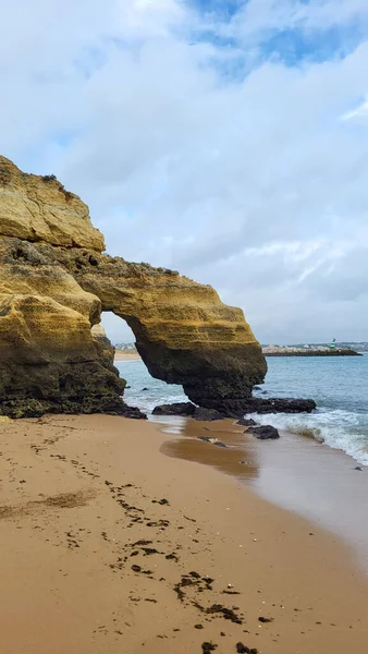 Camilo Beach (Praia do Camilo) Algarve, Portekiz arka planda turkuaz deniz ile. Plaj Praia do Camilo, Portekiz ahşap yaya köprüsü. Lagos Camilo Plajı Harika görünümü, Algarve, Portekiz.
