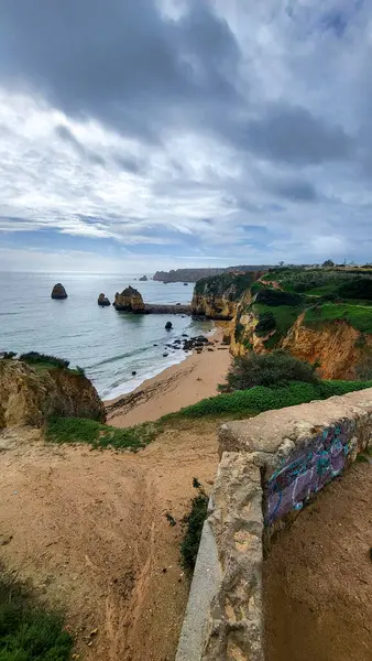 Camilo Beach (Praia do Camilo) Algarve, Portekiz arka planda turkuaz deniz ile. Plaj Praia do Camilo, Portekiz ahşap yaya köprüsü. Lagos Camilo Plajı Harika görünümü, Algarve, Portekiz.