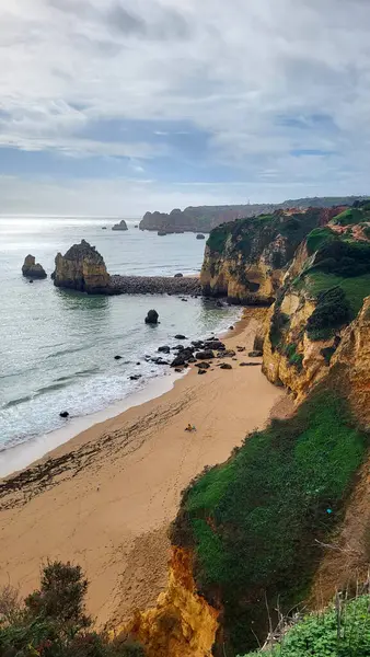 Camilo Beach (Praia do Camilo) Algarve, Portekiz arka planda turkuaz deniz ile. Plaj Praia do Camilo, Portekiz ahşap yaya köprüsü. Lagos Camilo Plajı Harika görünümü, Algarve, Portekiz.