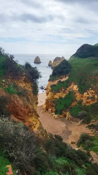 Camilo Beach (Praia do Camilo) Algarve, Portekiz arka planda turkuaz deniz ile. Plaj Praia do Camilo, Portekiz ahşap yaya köprüsü. Lagos Camilo Plajı Harika görünümü, Algarve, Portekiz.