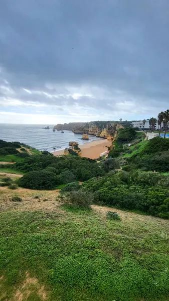 Ponta Da Piedade Kayalıkları Algarve, Portekiz 'deki Lagos yakınlarında. Portekiz 'in Algarve Bölgesi, Ponta Da Piedade' deki Cliff Rocks, Seagulls ve Turist Gemisi. Rota Vicentina 'nın Balıkçı Patikası' nda yürüyüş.