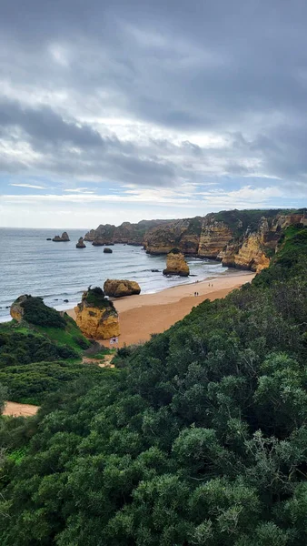 Ponta Da Piedade Kayalıkları Algarve, Portekiz 'deki Lagos yakınlarında. Portekiz 'in Algarve Bölgesi, Ponta Da Piedade' deki Cliff Rocks, Seagulls ve Turist Gemisi. Rota Vicentina 'nın Balıkçı Patikası' nda yürüyüş.