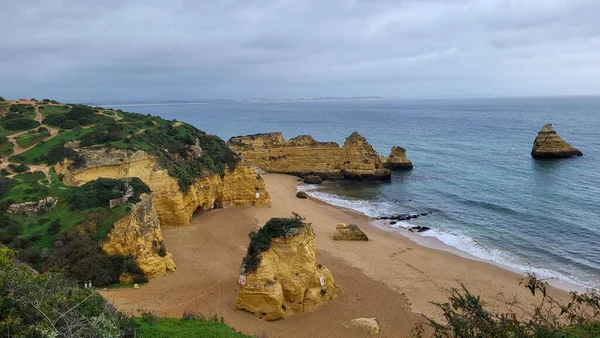 Ponta Da Piedade Kayalıkları Algarve, Portekiz 'deki Lagos yakınlarında. Portekiz 'in Algarve Bölgesi, Ponta Da Piedade' deki Cliff Rocks, Seagulls ve Turist Gemisi. Rota Vicentina 'nın Balıkçı Patikası' nda yürüyüş.