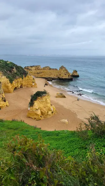 Ponta Da Piedade Kayalıkları Algarve, Portekiz 'deki Lagos yakınlarında. Portekiz 'in Algarve Bölgesi, Ponta Da Piedade' deki Cliff Rocks, Seagulls ve Turist Gemisi. Rota Vicentina 'nın Balıkçı Patikası' nda yürüyüş.