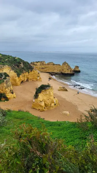 Ponta Da Piedade Kayalıkları Algarve, Portekiz 'deki Lagos yakınlarında. Portekiz 'in Algarve Bölgesi, Ponta Da Piedade' deki Cliff Rocks, Seagulls ve Turist Gemisi. Rota Vicentina 'nın Balıkçı Patikası' nda yürüyüş.