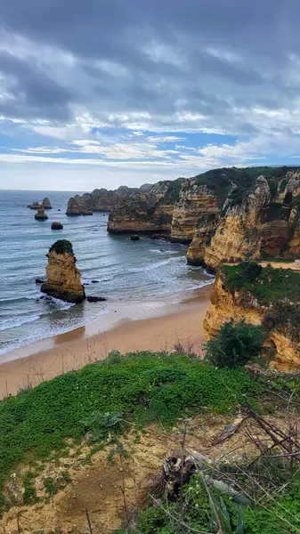 Ponta Da Piedade Kayalıkları Algarve, Portekiz 'deki Lagos yakınlarında. Portekiz 'in Algarve Bölgesi, Ponta Da Piedade' deki Cliff Rocks, Seagulls ve Turist Gemisi. Rota Vicentina 'nın Balıkçı Patikası' nda yürüyüş.
