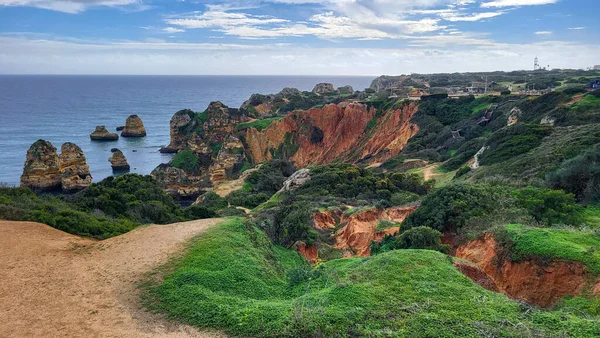 Ponta Da Piedade Kayalıkları Algarve, Portekiz 'deki Lagos yakınlarında. Portekiz 'in Algarve Bölgesi, Ponta Da Piedade' deki Cliff Rocks, Seagulls ve Turist Gemisi. Rota Vicentina 'nın Balıkçı Patikası' nda yürüyüş.